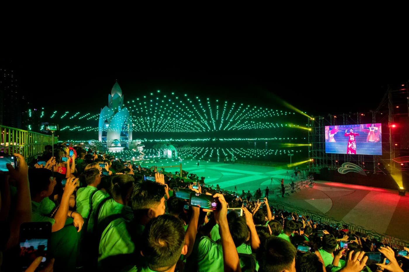 Khán giả xem trình diễn drone light show